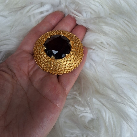 Vintage Gold Textured Brooch with Faceted Brown Glass Cabachib - Picture 4 of 6